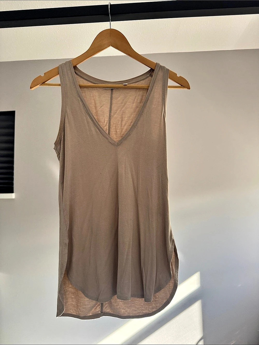 Babaton V-Neck Tank Top Size XS